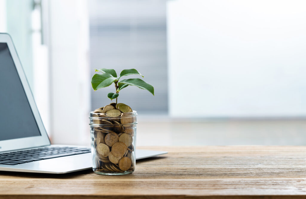 IT support for business - focus on growth - SI IT - Laptop and coins jar on the desk